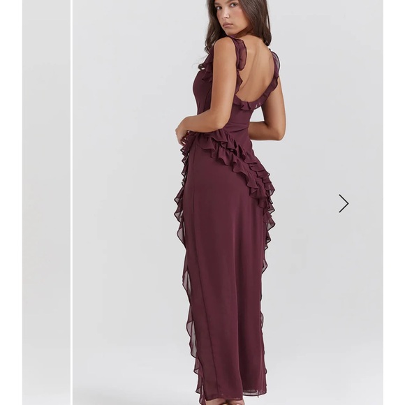 Midi dress with fluttery ruffles in berry color. - Picture 3 of 7